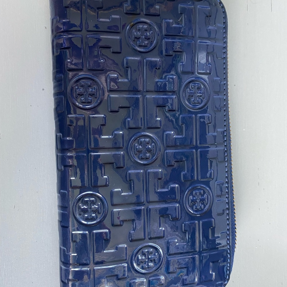 Authentic Tory Burch Navy Wallet 🔮